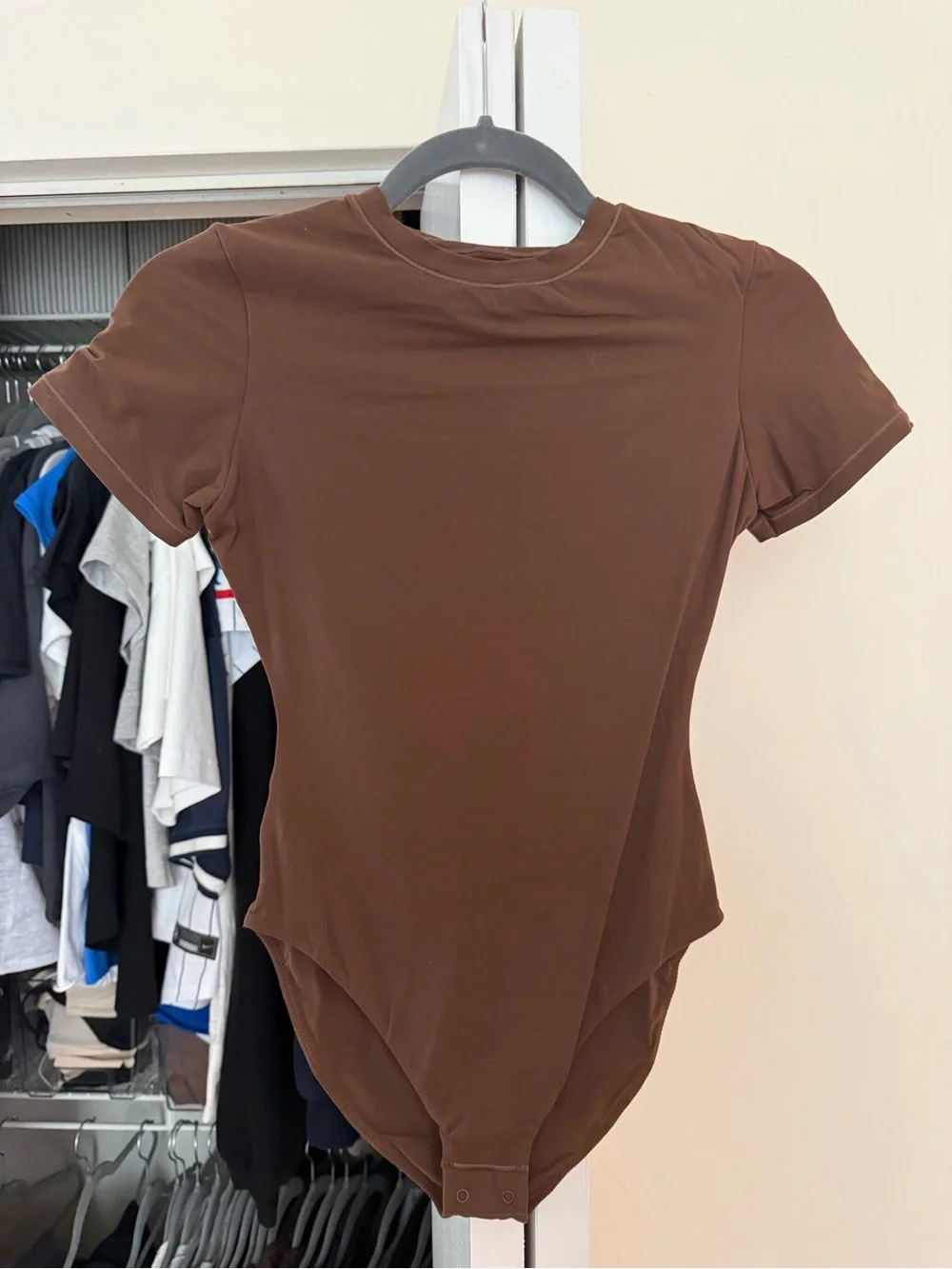 SKIMS Short-Sleeve Brown Stretch Bodysuit